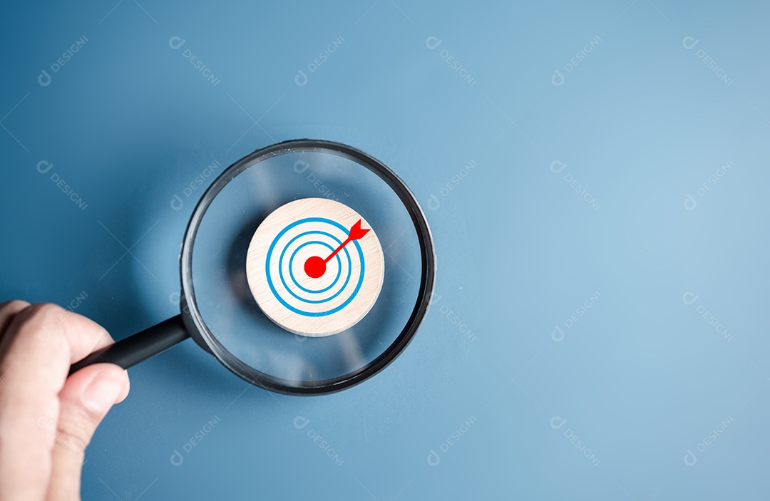 Foco do vidro da lupa para direcionar o ícone que para planejar a liderança de desenvolvimento e o conceito de grupo-alvo do cliente.