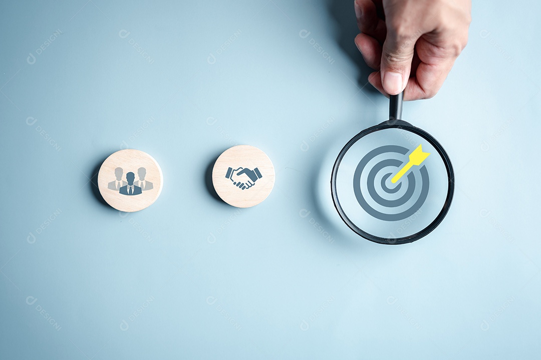 Foco do vidro da lupa para direcionar o ícone que para planejar a liderança de desenvolvimento e o conceito de grupo-alvo do cliente.