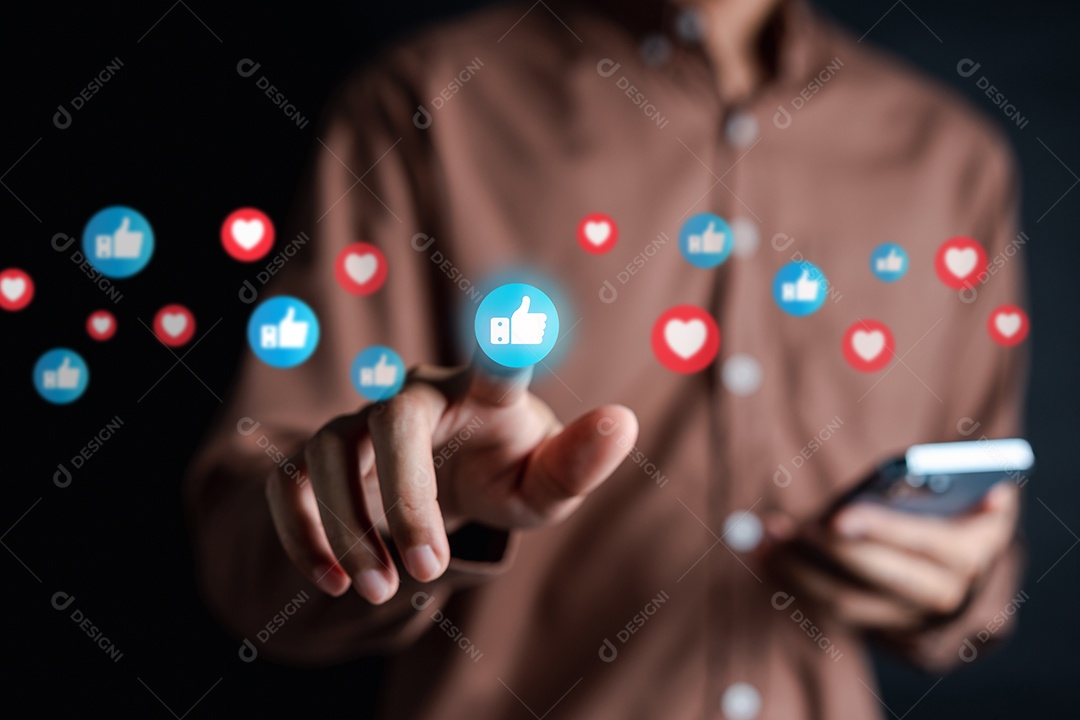 Mídia social e digital online, homem usando telefone inteligente com mídia social. conceito de viver de férias e jogar mídia social.