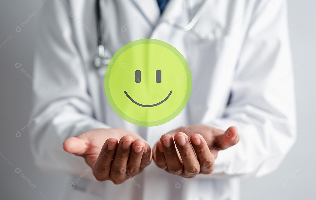 Médico segurando ícone de sorriso virtual, bom serviço de saúde, satisfação do conceito de serviço hospitalar e clínico.