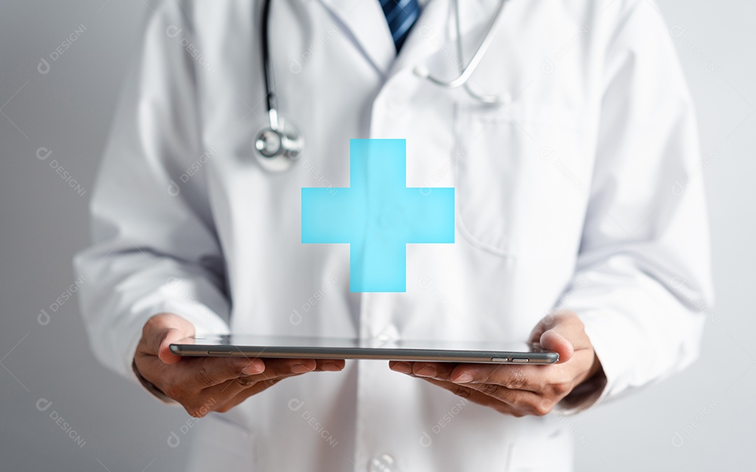 Conceito de seguro de saúde. Doutor em um uniforme de jaleco branco segurando ícone médico de saúde