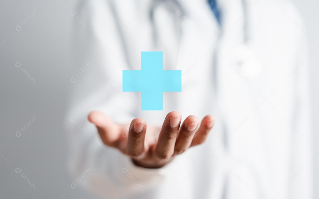 Conceito de seguro de saúde. Doutor em um uniforme de jaleco branco segurando ícone médico de saúde