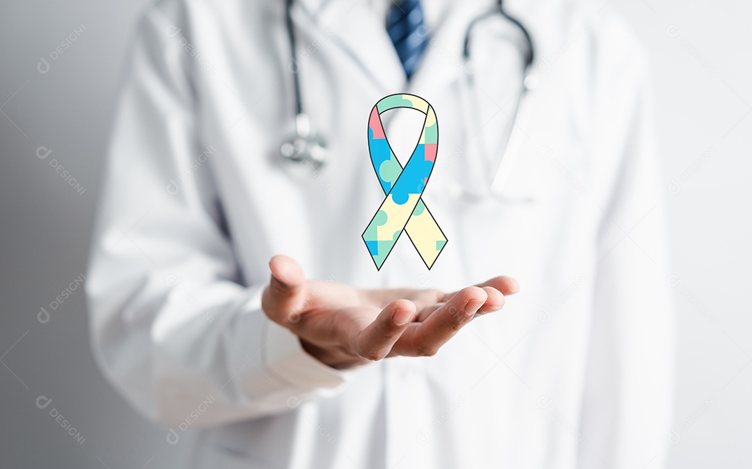 Mão do médico segurando o símbolo de quebra-cabeça colorido de conscientização para o apoio à família do transtorno do espectro do autismo.