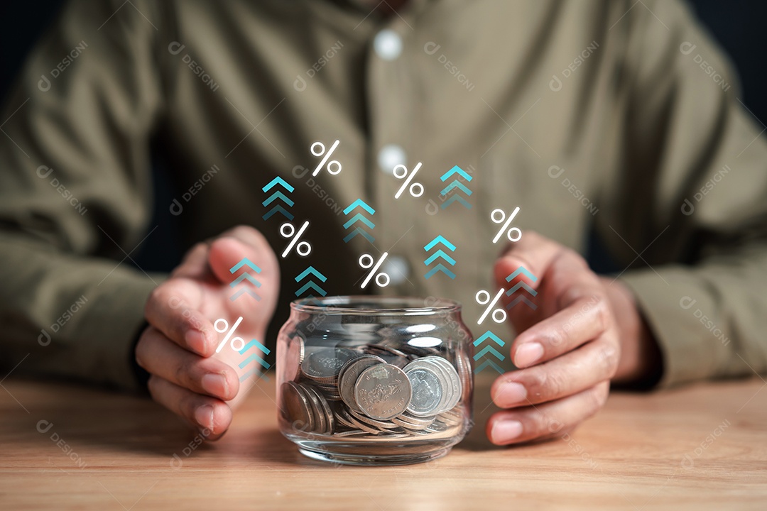 Mãos segurando o pote de dinheiro, doação, poupança, caridade de angariação de fundos, plano de finanças familiares