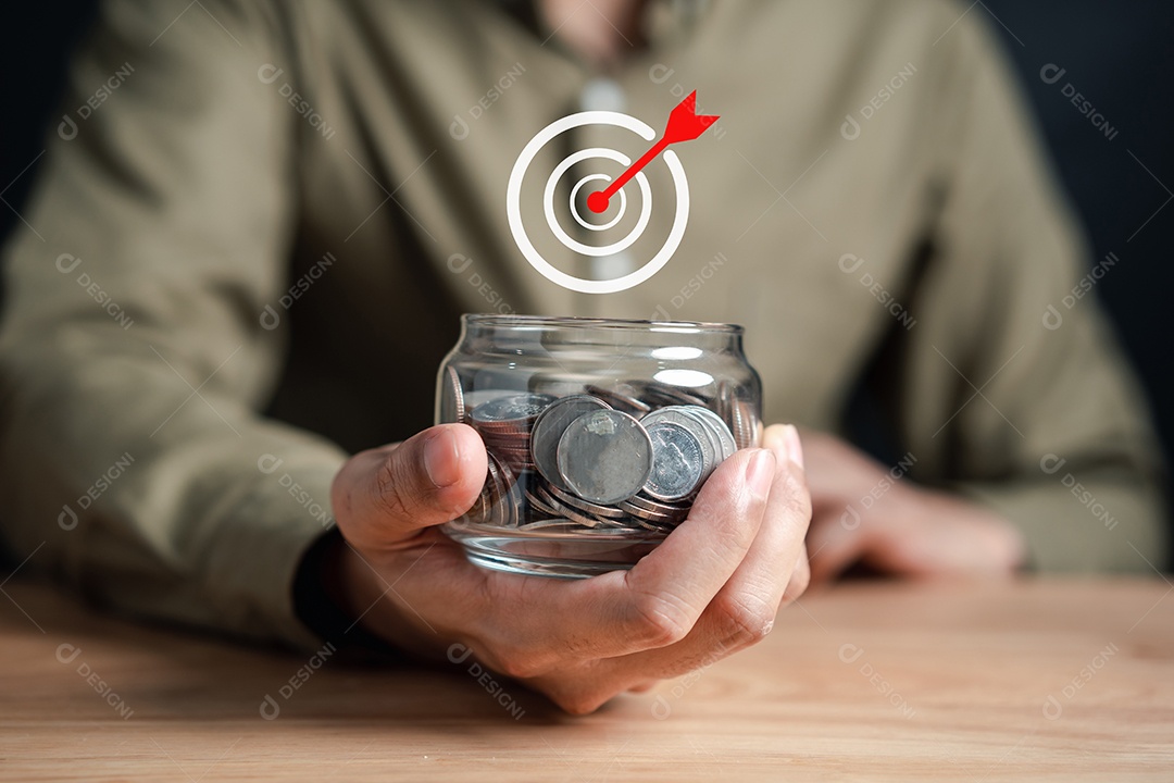 Mãos segurando o pote de dinheiro, doação, poupança, caridade de angariação de fundos, plano de finanças familiares