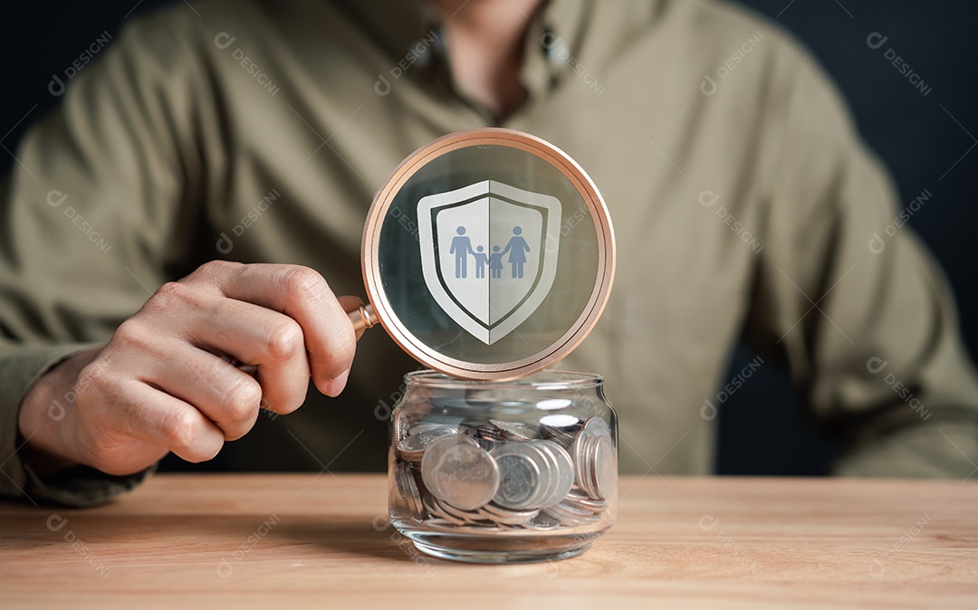 Empresário economizando moedas de dinheiro contabilizando em pote para proteger o conceito de família e seguro.