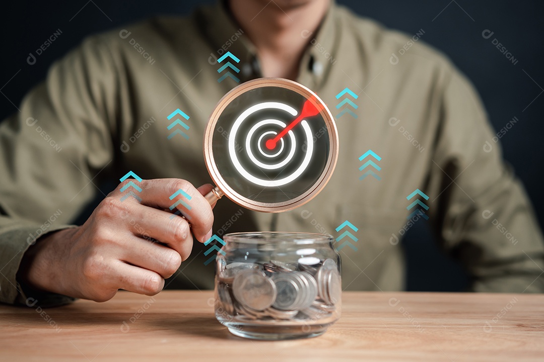 Mãos segurando o pote de dinheiro, doação, poupança