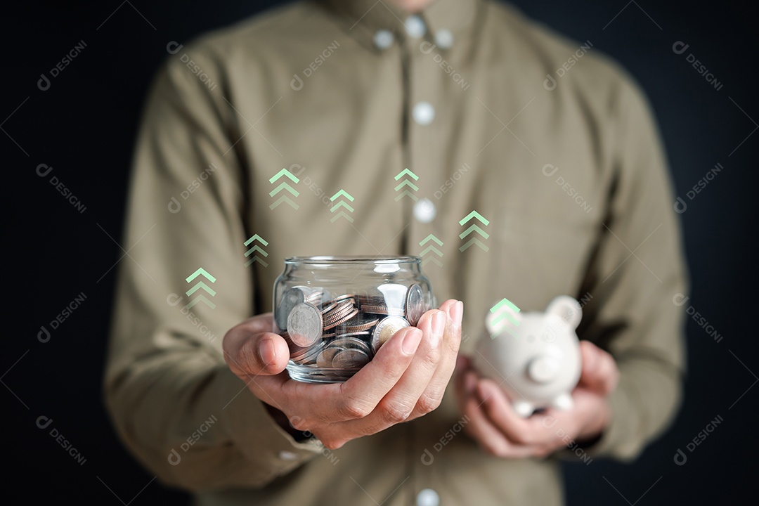 Empresário, economizando dinheiro em setas e gráfico de gráfico de realização de objetivo piggybank.