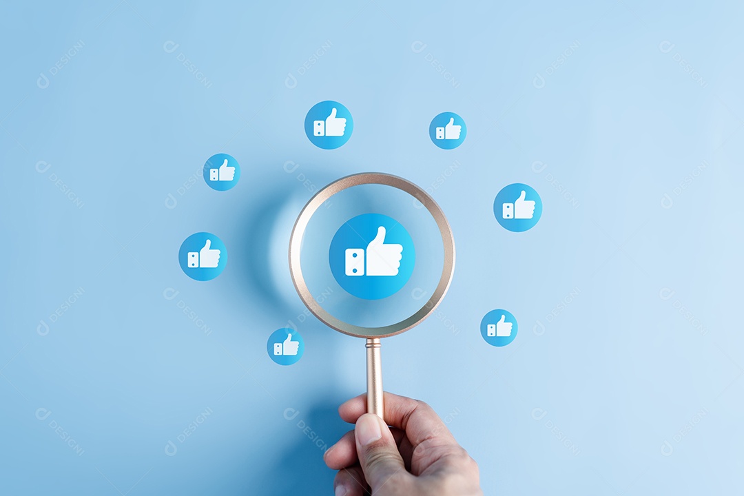 Mídia social e digital on-line, foco da lupa no botão Curtir, mídia social. conceito de viver de férias e jogar mídia social.