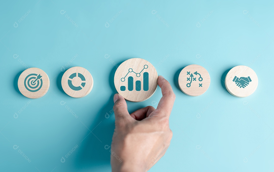 Mão segurando o gerenciamento de portfólio de análise do ícone de investimento de dinheiro para planejar a liderança