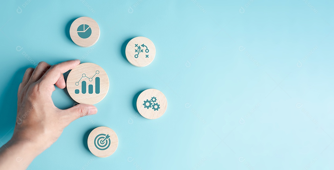 Mão segurando o gerenciamento de portfólio de análise do ícone de investimento de dinheiro para planejar a liderança