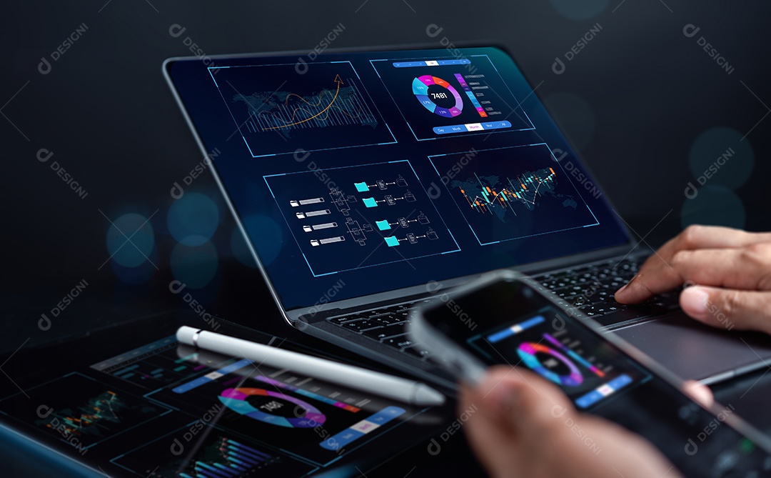 Analista trabalhando em Business Analytics e Sistema de Gerenciamento de Dados para fazer relatório com KPI e métricas conectadas ao banco de dados.