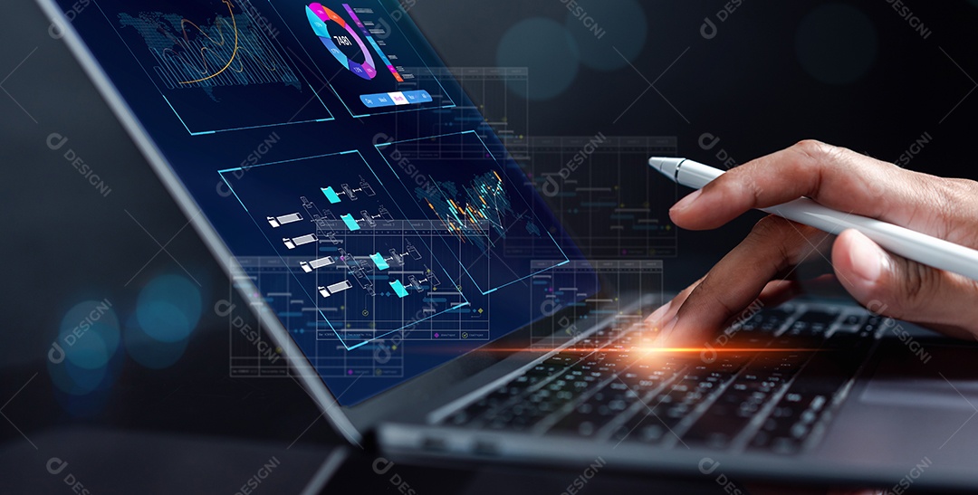 Analista trabalhando em Business Analytics e Sistema de Gerenciamento de Dados para fazer relatório com KPI e métricas conectadas ao banco de dados.