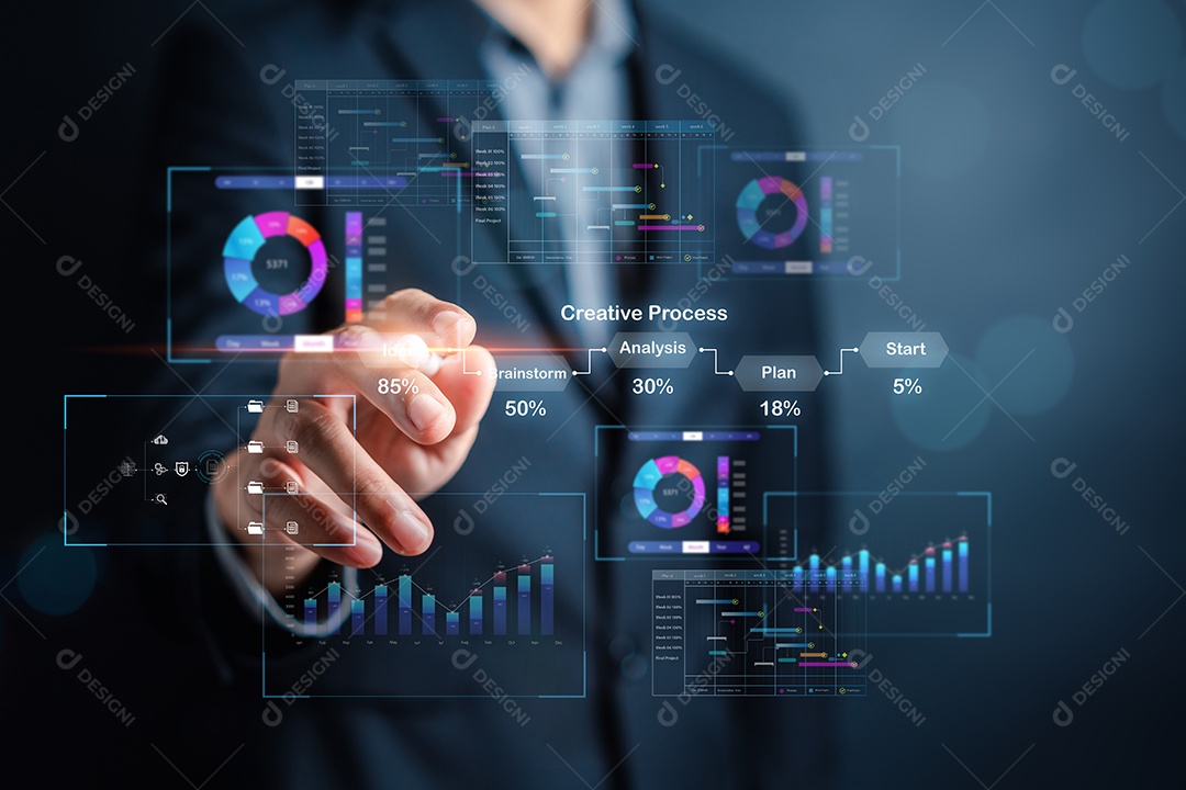 Analista de dados trabalhando em análise de negócios e sistema de gerenciamento de fluxo de trabalho de planejamento para fazer relatório com KPI conectado ao banco de dados.