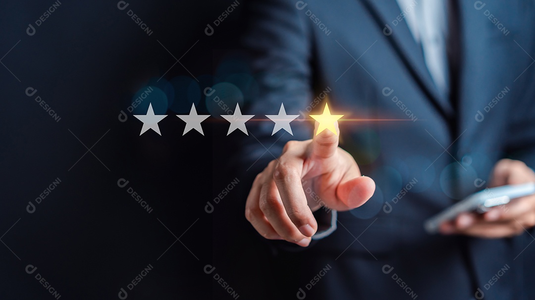 Os clientes classificam o serviço de empresários optando por avaliar 5 estrelas usando o smartphone e dar o símbolo de cinco estrelas.