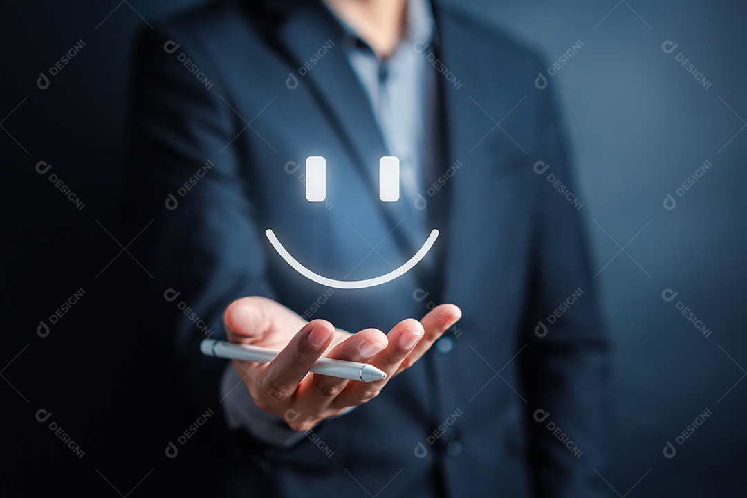 Pesquisa de satisfação do cliente, empresário segurando a satisfação do ícone Smile