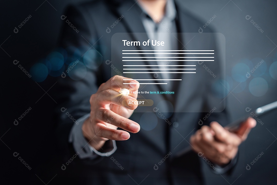 Conceito de termos de uso de sinal de empresário, lendo os termos e condições do site ou serviço antes de clicar no botão concordar.