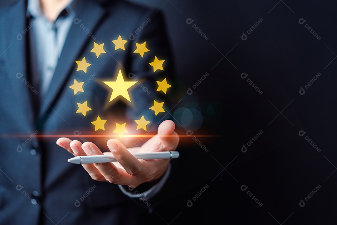 Os clientes classificam o serviço de empresários optando por avaliar 5 estrelas usando o smartphone e dar o símbolo de cinco estrelas.