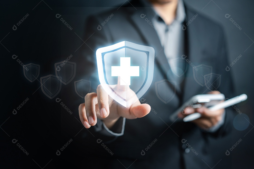 Conceito de seguro de saúde. Empresário usando smartphone usando ícone de proteção médica de serviços de saúde online