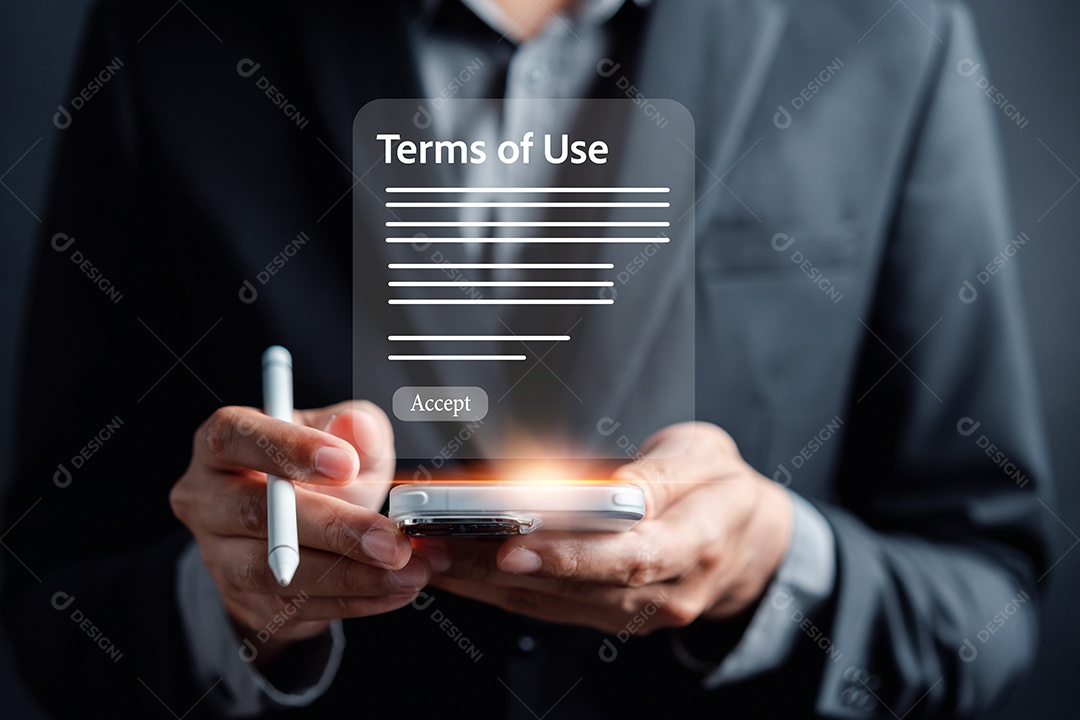 Conceito de termos de uso de sinal de empresário, lendo os termos e condições do site ou serviço antes de clicar no botão concordar.