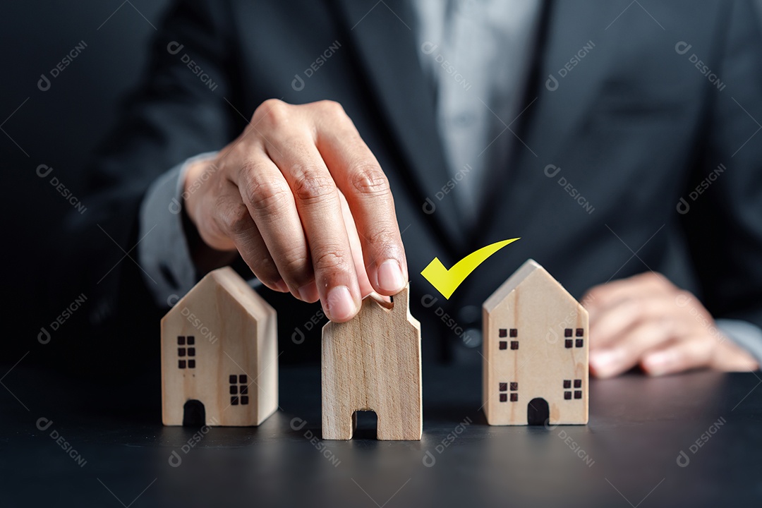 Melhor taxa de pesquisa de juros de propriedade, homem selecionado aumento de empréstimo de financiamento de casa.