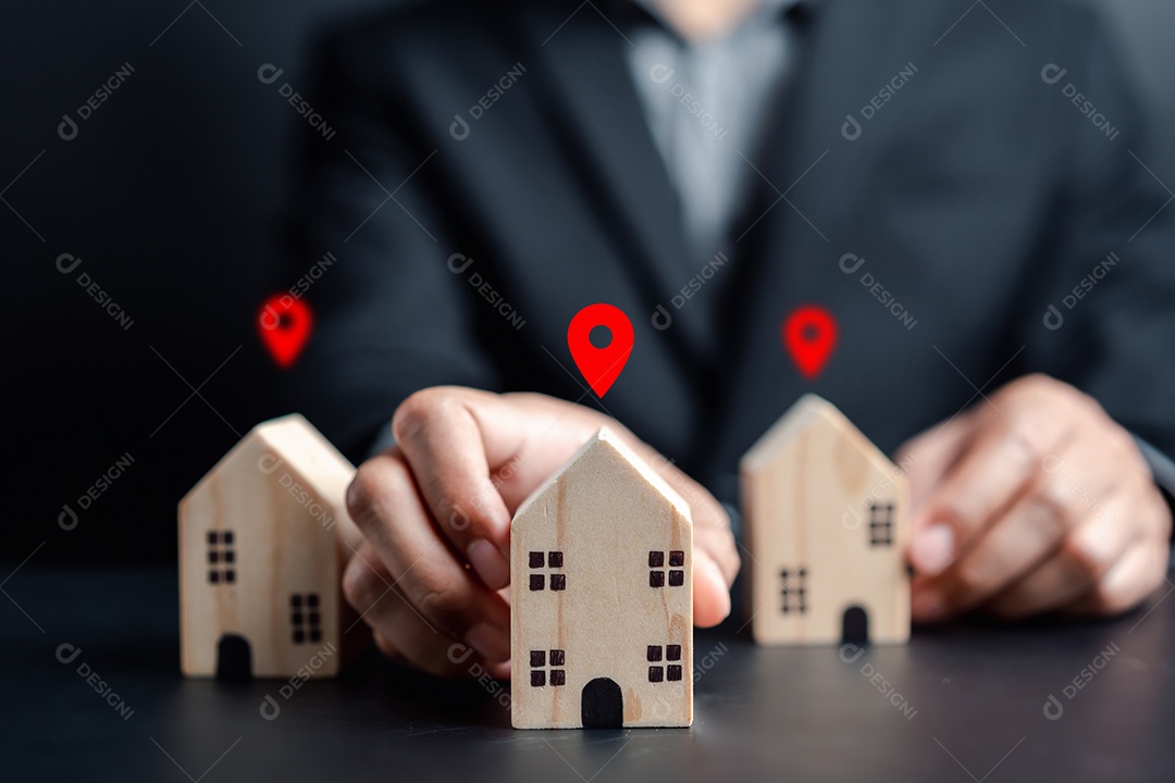 Aumento do valor dos imóveis. Empresário construindo e encontrando localização