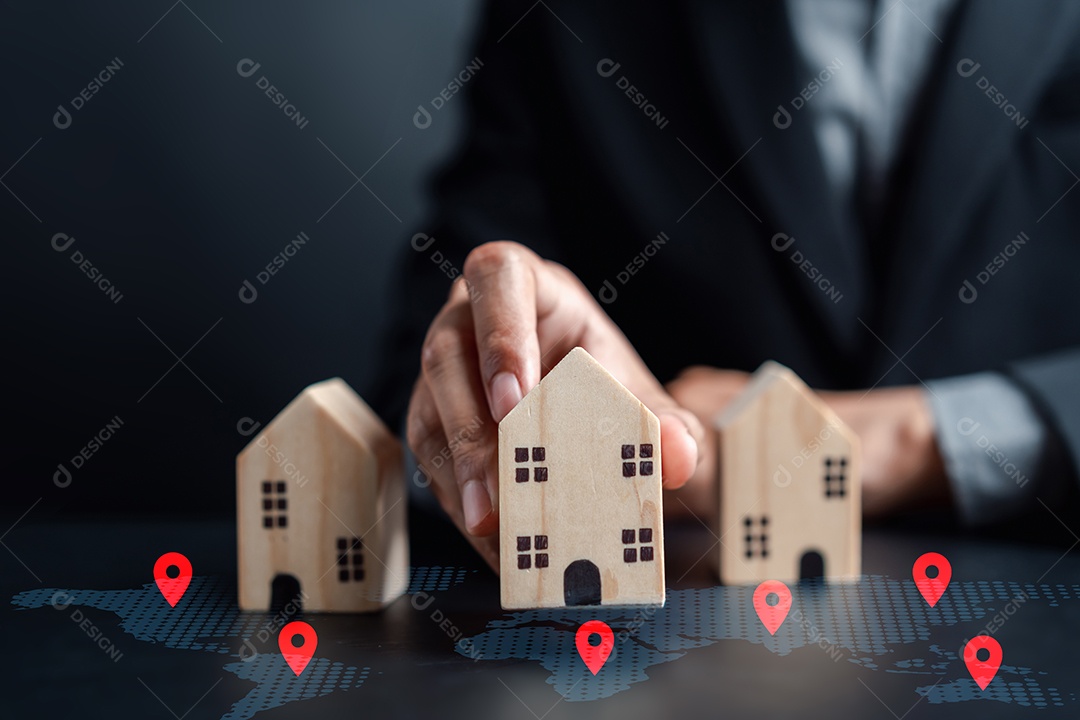 Aumento do valor dos imóveis. Empresário construindo e encontrando localização