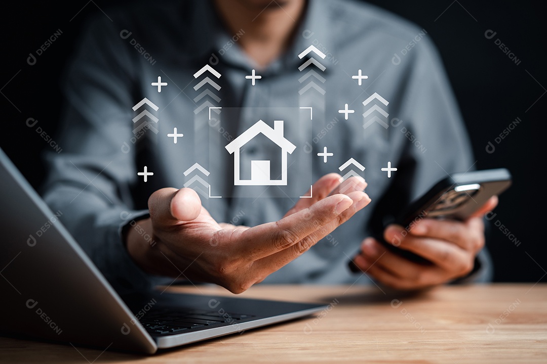 Propriedade e juros imobiliários melhor taxa, empresário segurando o ícone da casa. finanças aumento do empréstimo.