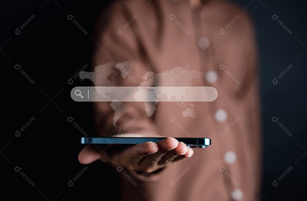 Empresário usando dados de pesquisa de smartphone para otimização de mecanismo de pesquisa ou SEO