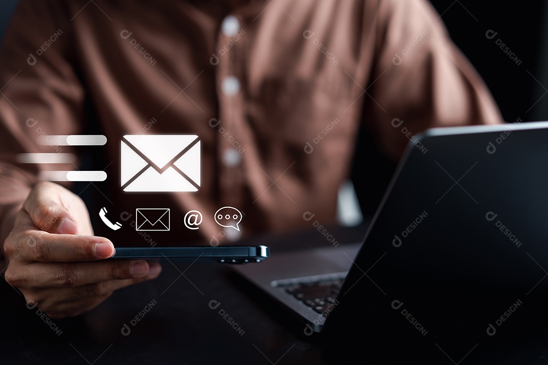 Empresário enviando e-mail por computador portátil para o cliente