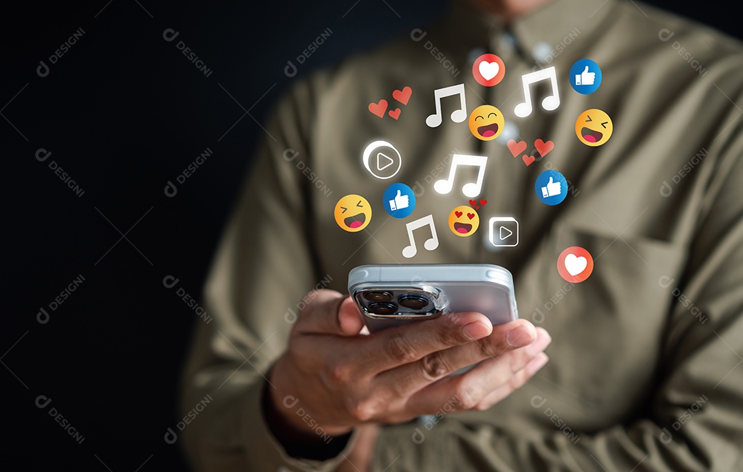 Homem usando mídia social e digital online, homem usando telefone inteligente com mídia social.