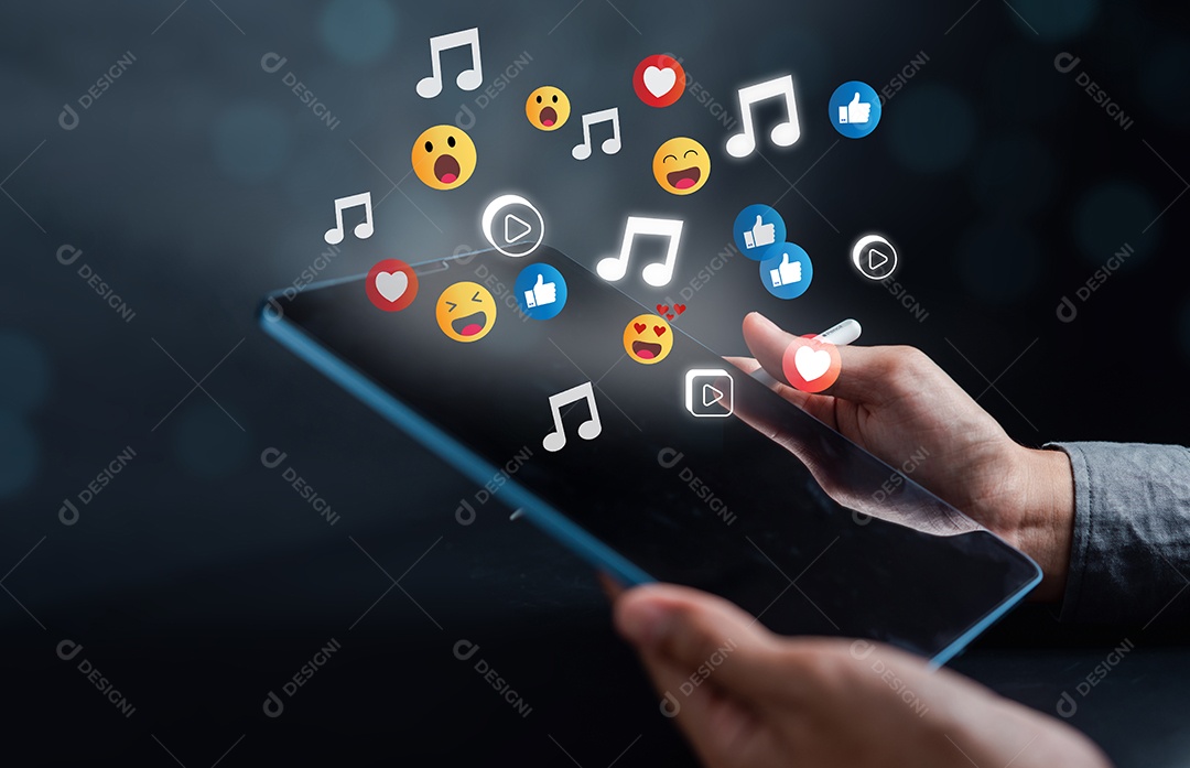 Homem usando mídia social e digital online, homem usando telefone inteligente com mídia social.