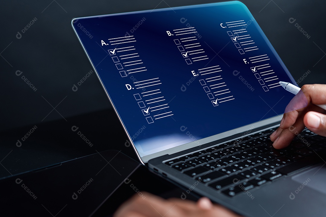 Aula online de e-learning na tela virtual, assistindo vídeo na internet, webinar online, educação na internet