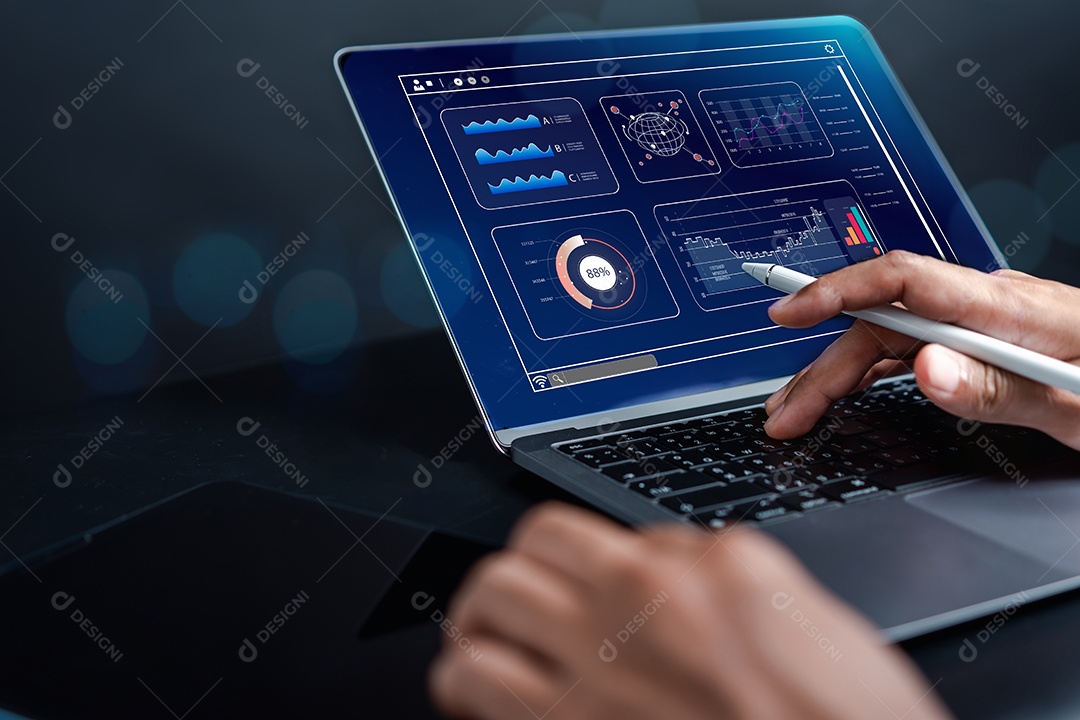 Analista trabalhando em Business Analista e Sistema de Gerenciamento de Dados para fazer relatório