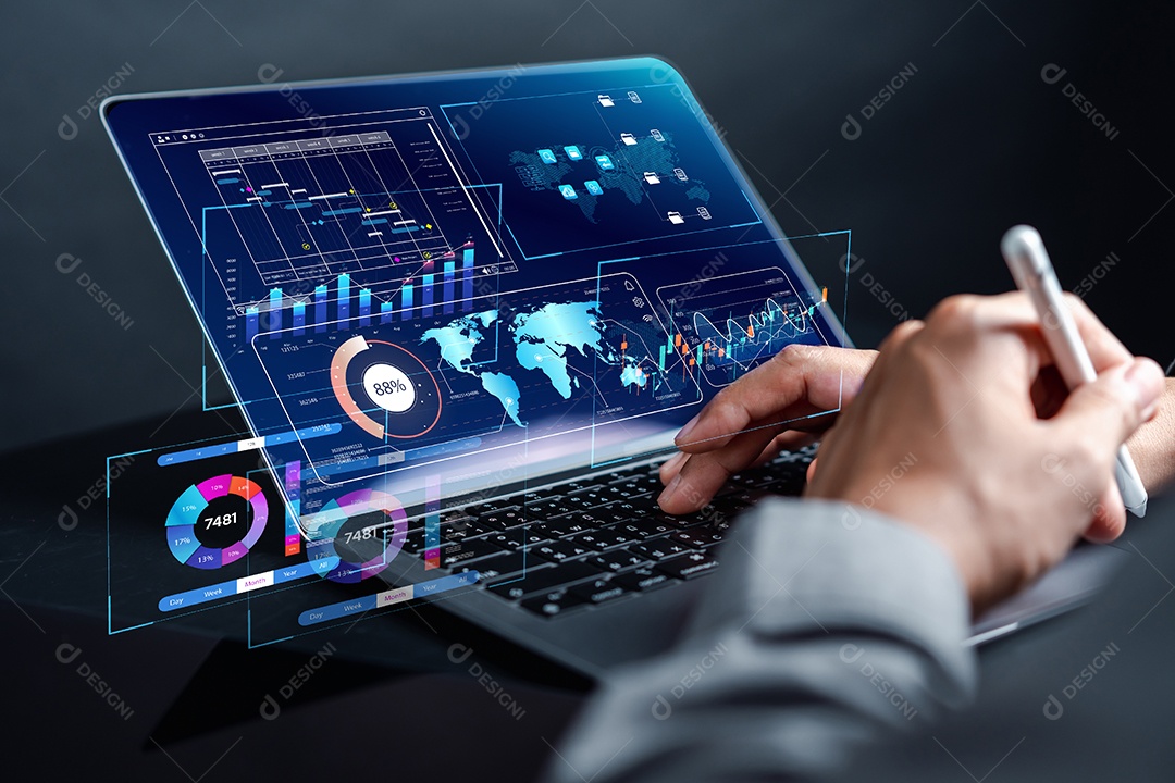 Analista trabalhando em Business Analista e Sistema de Gerenciamento de Dados para fazer relatório