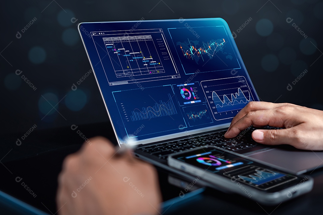 Analista trabalhando em Business Analista e Sistema de Gerenciamento de Dados