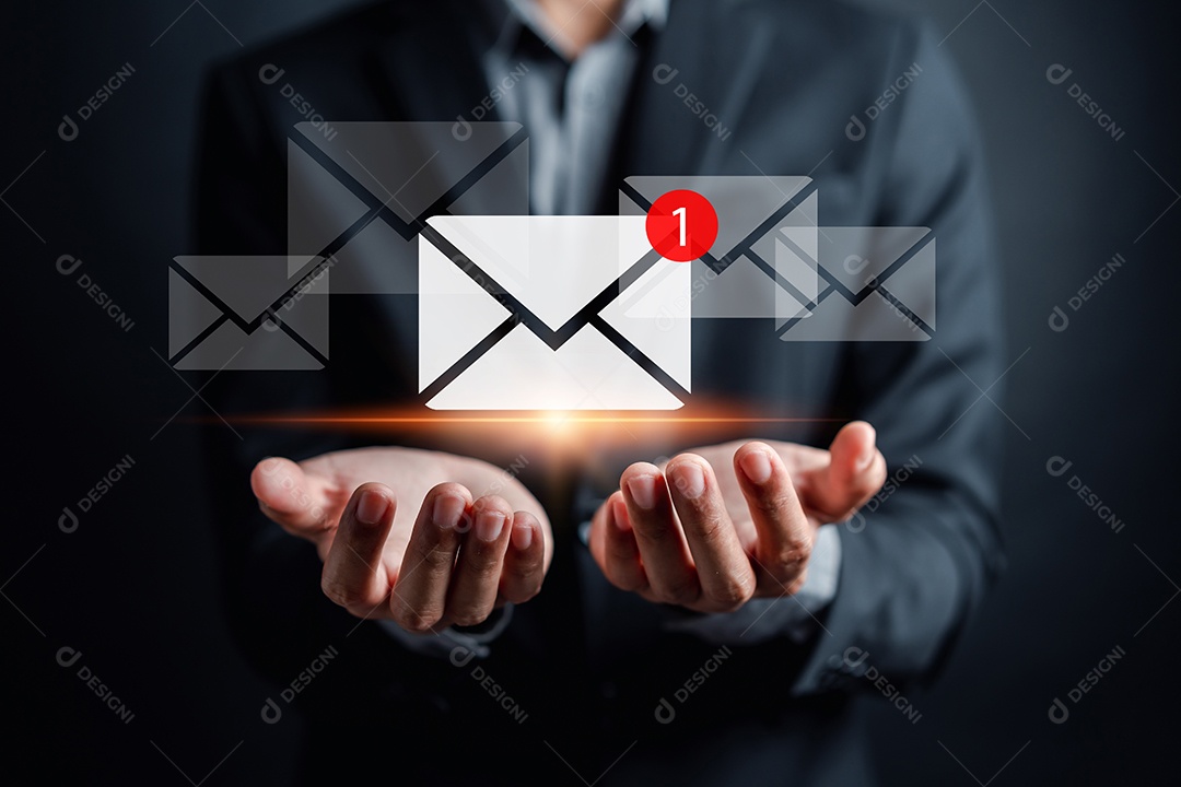 Empresário enviando e-mail por computador portátil para o cliente