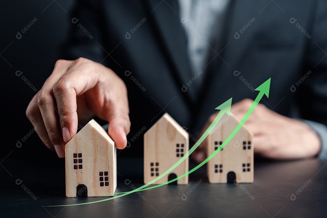 Aumento do valor do imóvel ou casa de propriedade. Empresário proprietário casa investimento planejando negócios imobiliários