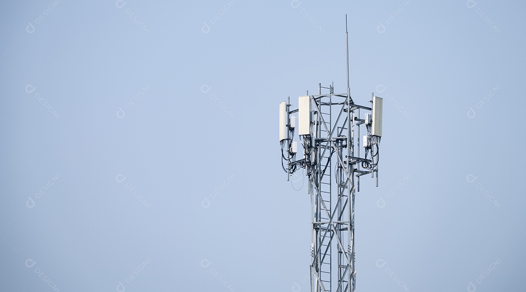 Torre de telecomunicações antena no céu cinza