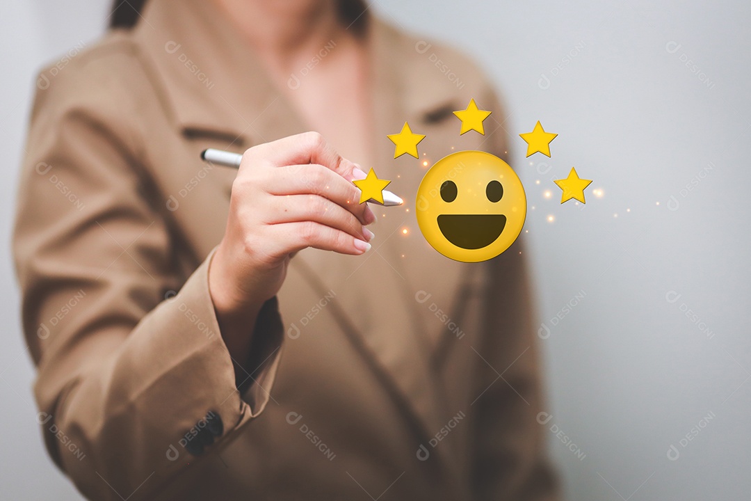 Satisfação do cliente com o ícone de feedback de classificação de cinco estrelas de ouro