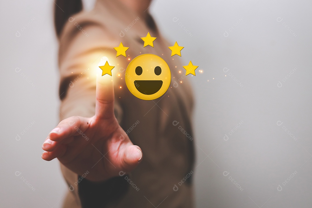 Satisfação do cliente com o ícone de feedback de classificação de cinco estrelas de ouro