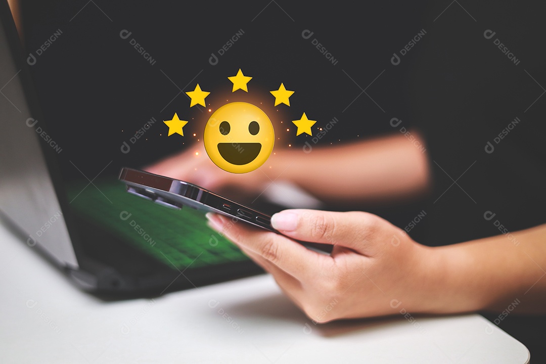 Satisfação do cliente com o ícone de feedback de classificação de cinco estrelas de ouro