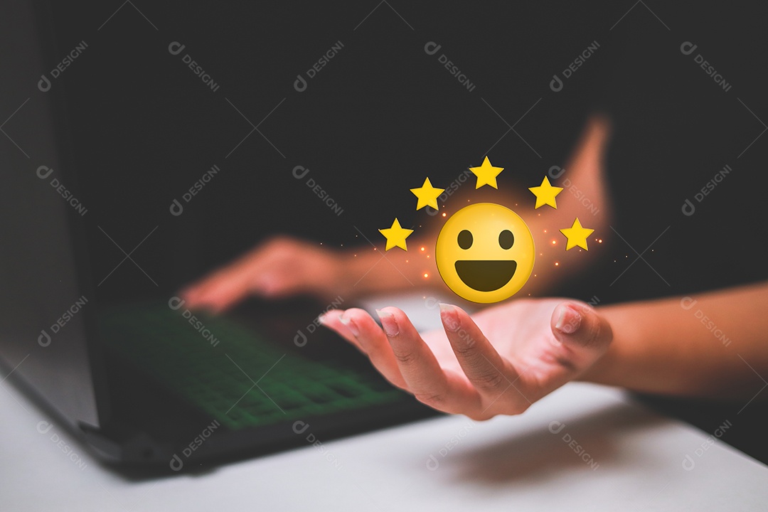 Satisfação do cliente com o ícone de feedback de classificação de cinco estrelas de ouro