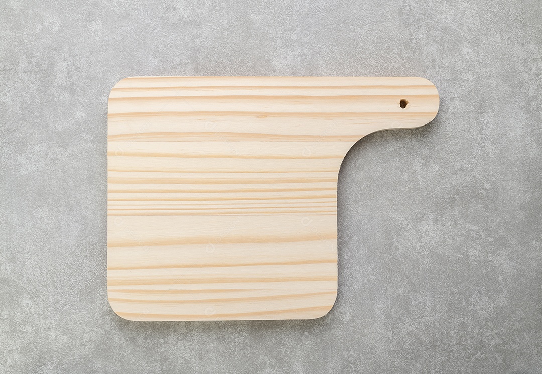 Tábua de madeira vazia sobre fundo de pedra com espaço de cópia.