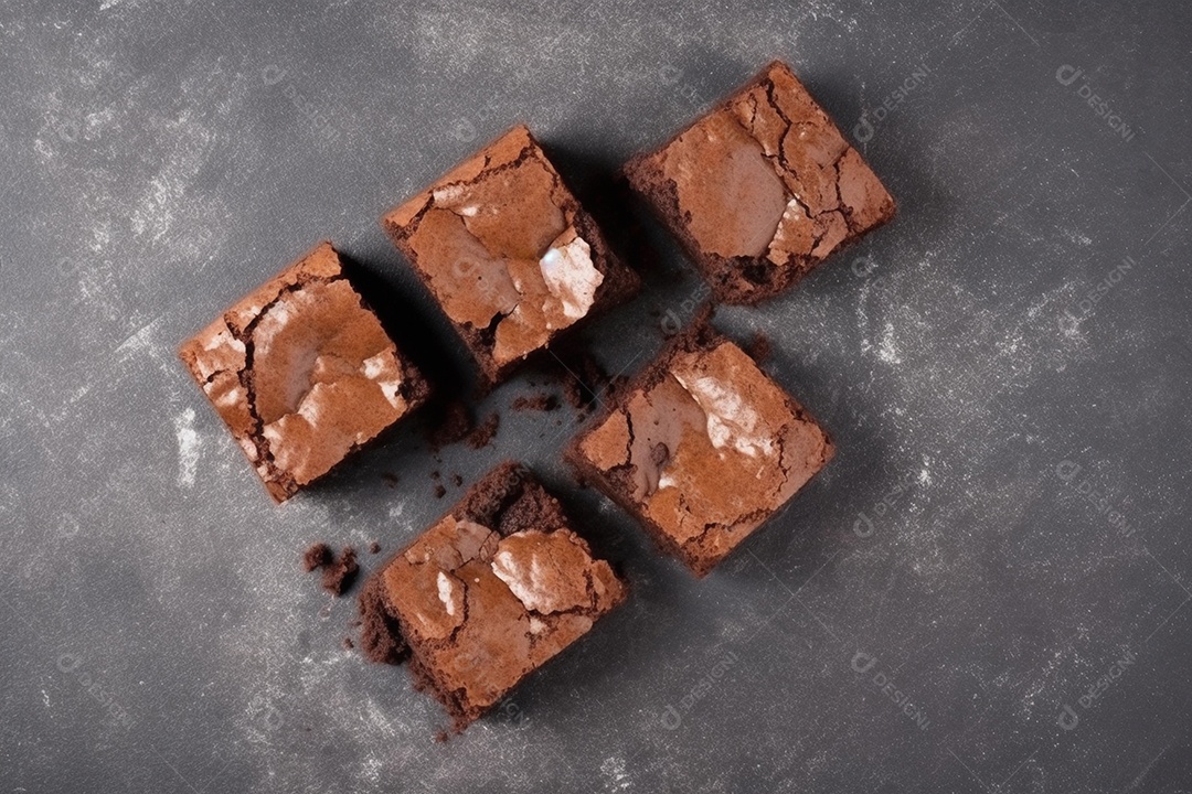 Pedaços quadrados de brownie cortam fatias sobre a mesa de madeira com mistura de nozes.