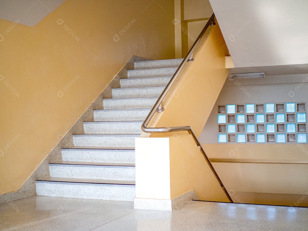 As escadas são de concreto em edifícios de vários andares e possuem corrimãos de aço.