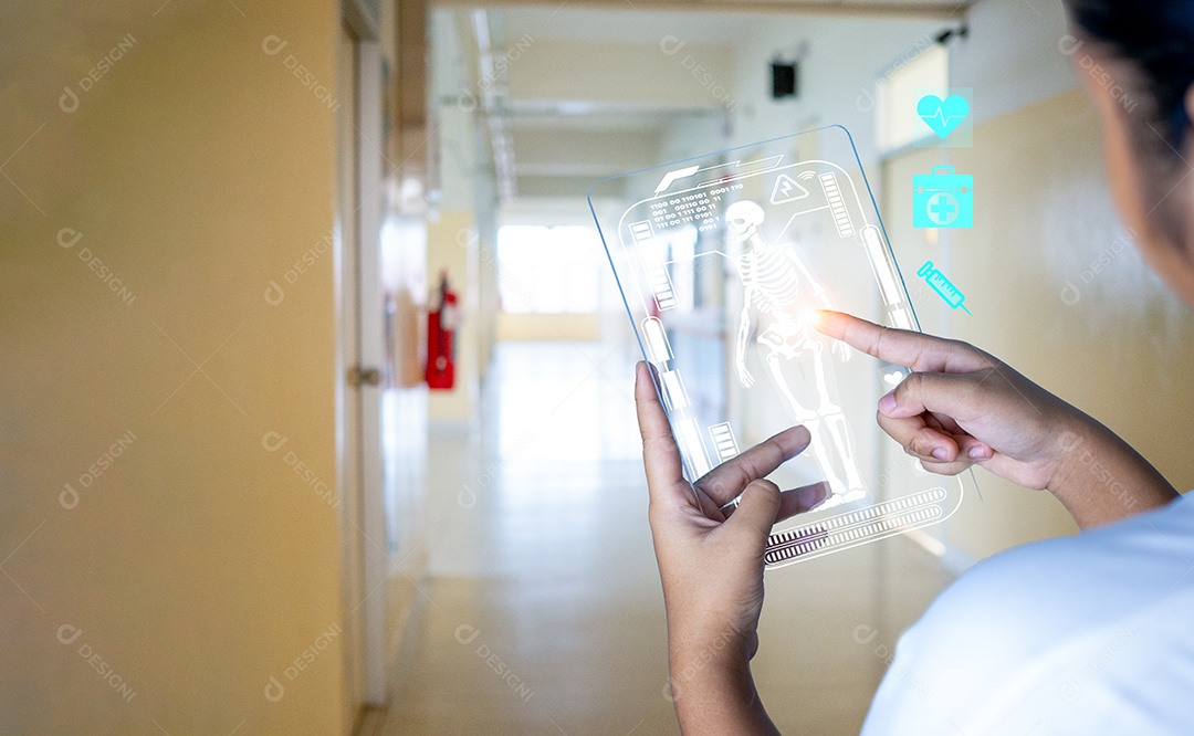 A mão do médico feminino cutuca um harograma de ícone médico. conceitos médicos, tratamento, tecnologia médica, aplicação médica