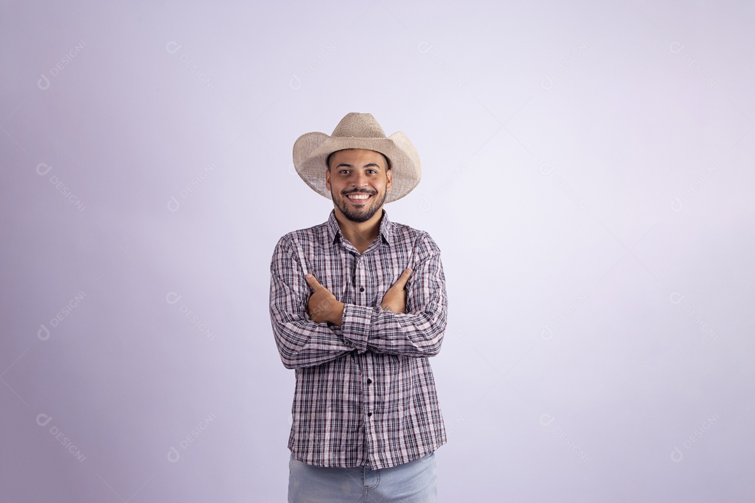 Homem jovem barbudo usando roupas de São João