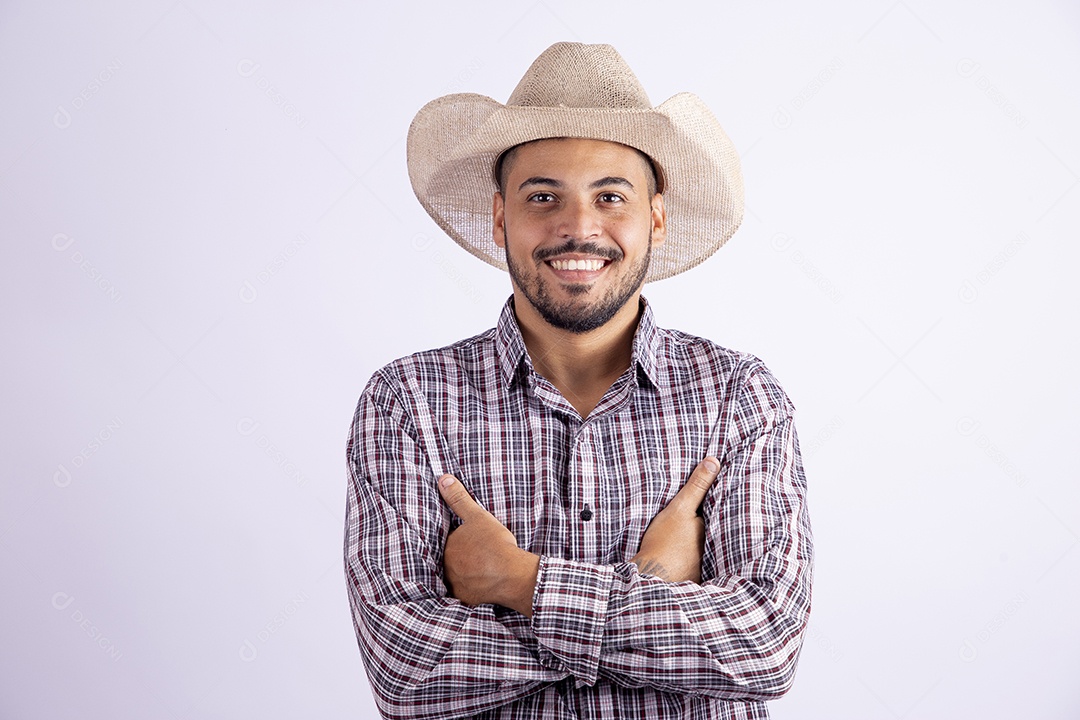Homem jovem barbudo usando roupas de São João