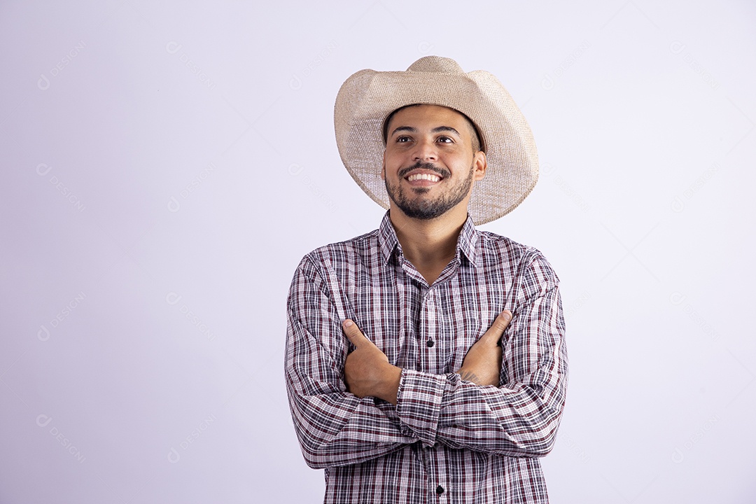 Homem jovem barbudo usando roupas de São João